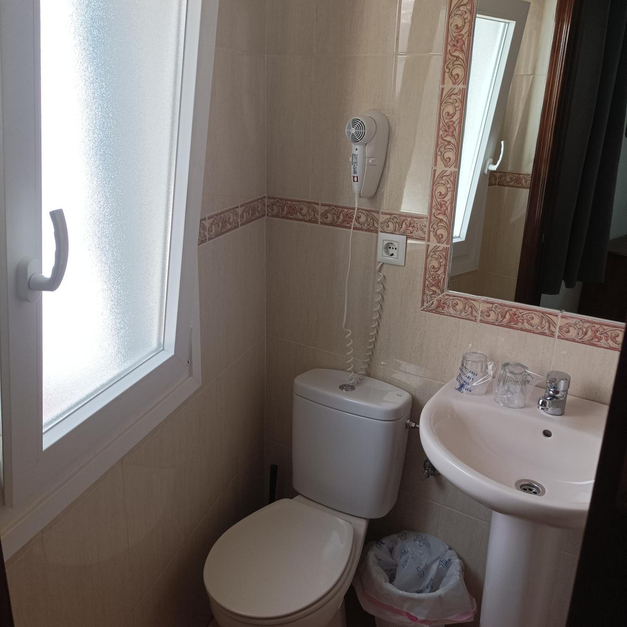 Hostal Carlos 2 Ла-Линеа-де-ла-Консепсьон Экстерьер фото