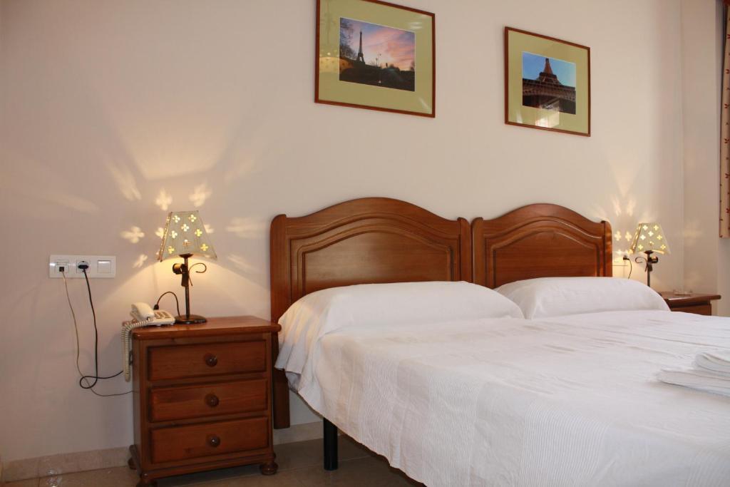 Hostal Carlos 2 Ла-Линеа-де-ла-Консепсьон Экстерьер фото