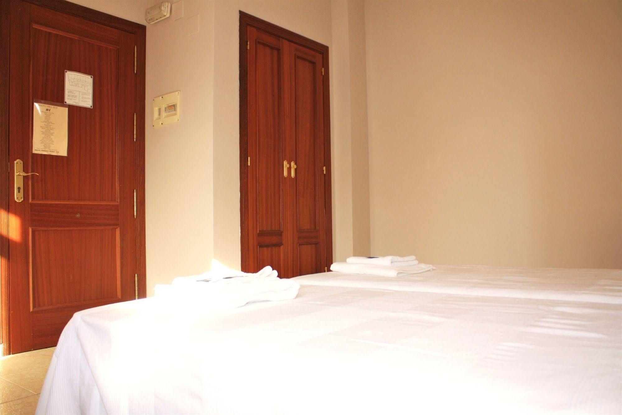 Hostal Carlos 2 Ла-Линеа-де-ла-Консепсьон Экстерьер фото