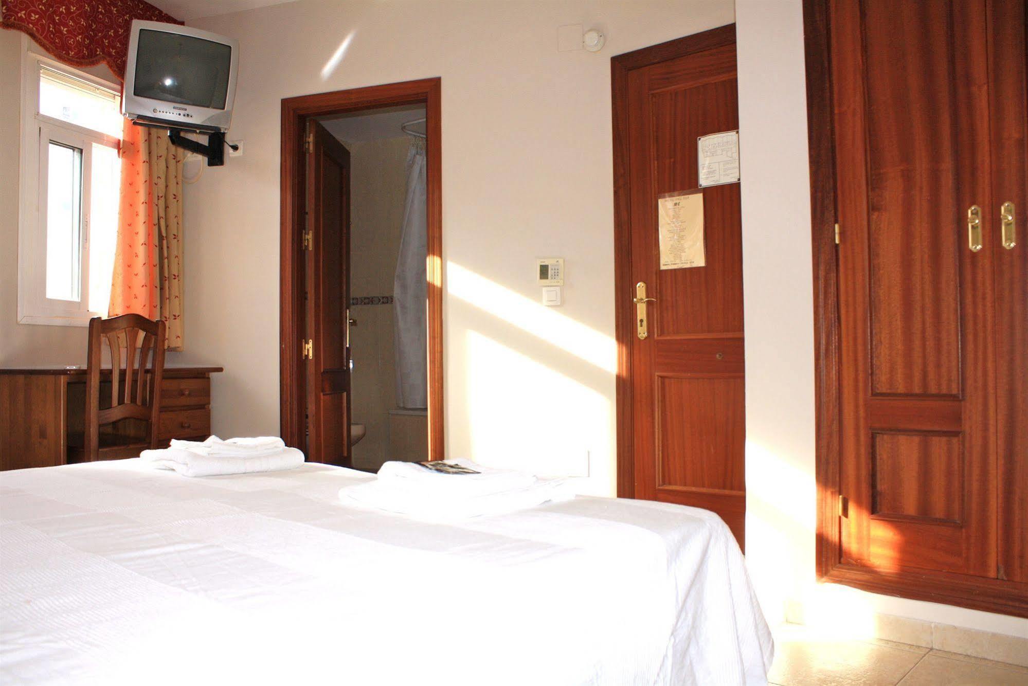 Hostal Carlos 2 Ла-Линеа-де-ла-Консепсьон Экстерьер фото